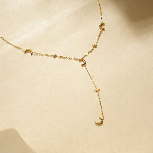 Collier doré fin style sautoir orné de lunes et étoiles