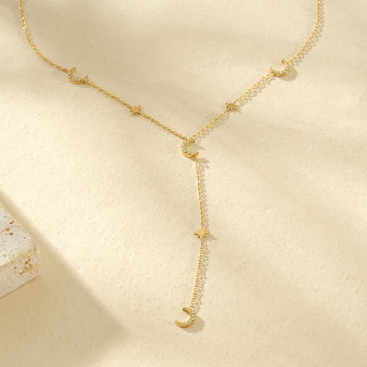 Collier doré fin style sautoir orné de lunes et étoiles