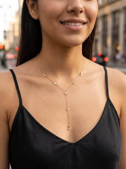 Collier doré fin style sautoir orné de lunes et étoiles