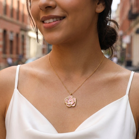 Collier doré à chaîne fine orné de doubles fleurs