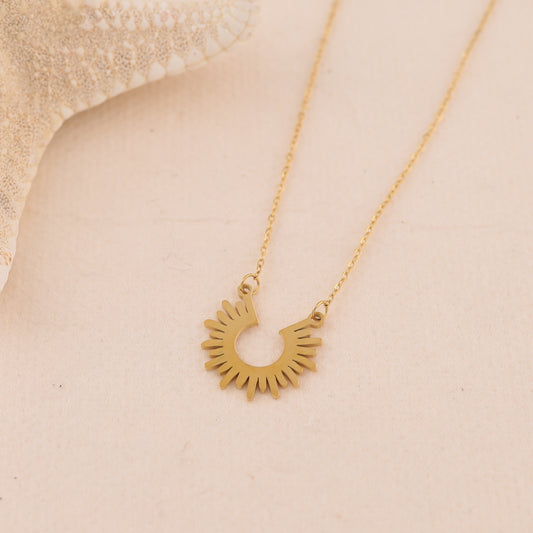 Collier chaîne fine dorée avec demi soleil