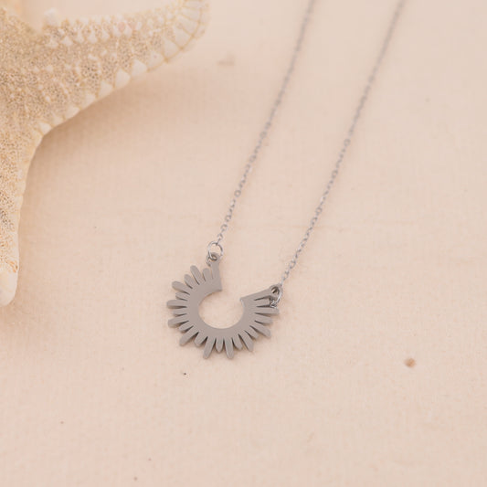 Collier chaîne fine argentée avec demi soleil