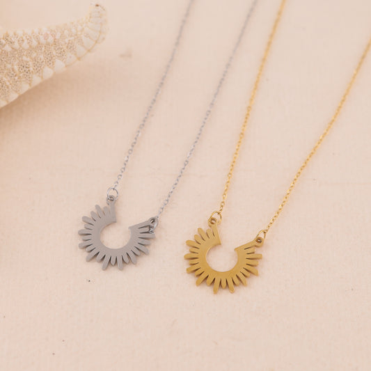 Collier chaîne fine argentée avec demi soleil