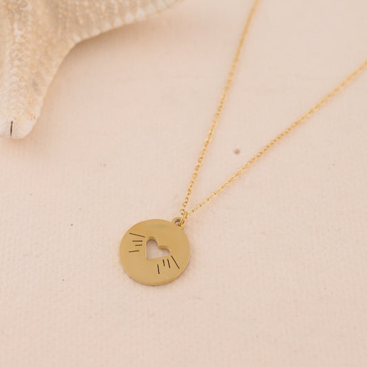 Collier doré chaîne fine avec pendentif rond ajouré cœur central et gravures