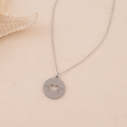 Collier argenté chaîne fine avec pendentif rond ajouré cœur central et gravures