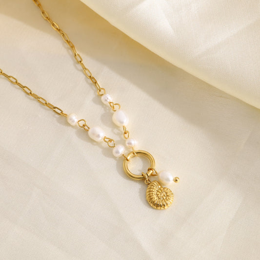 Collier doré chaîne et perles avec pendentif nautile