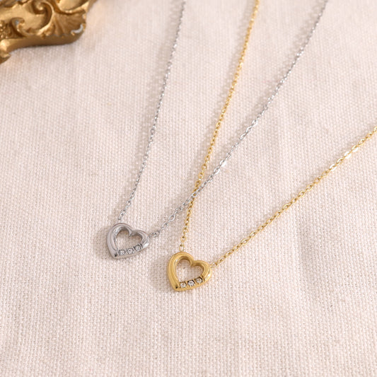 Collier argenté fin avec pendentif cœur ajouré serti de trois strass