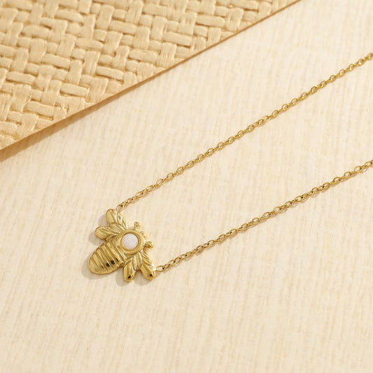 Collier doré chaîne fine pendentif abeille pierre blanche