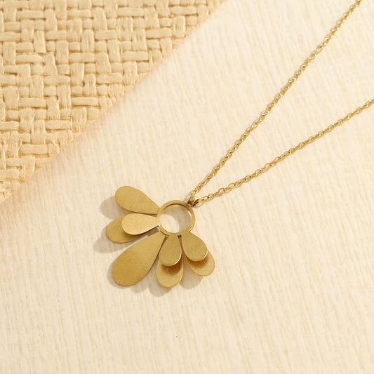 Collier doré chaîne fine dorée pétales brossées