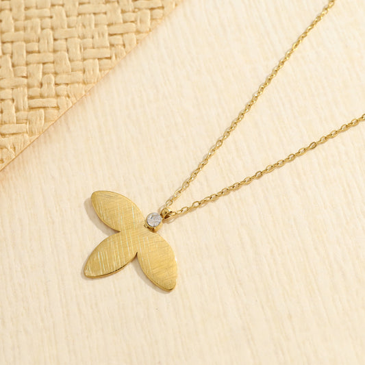 Collier doré chaîne fine avec pendentif oiseau brossé avec un strass