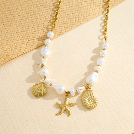 Collier doré perles et breloques marines