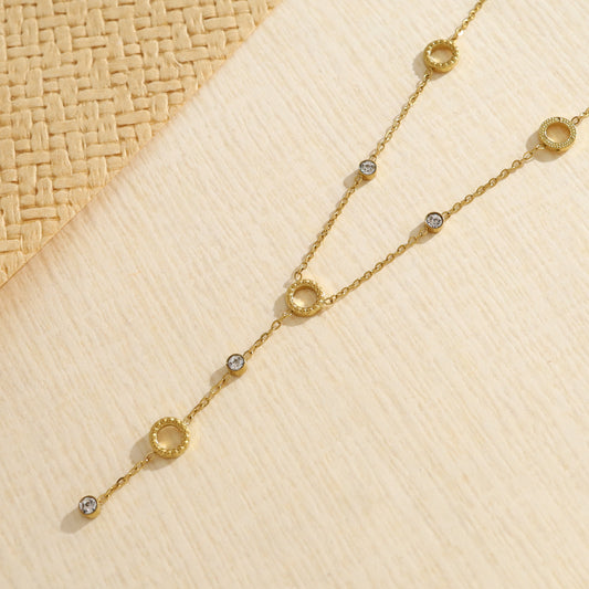 Collier doré chaîne fine en Y orné de cercles texturés et strass