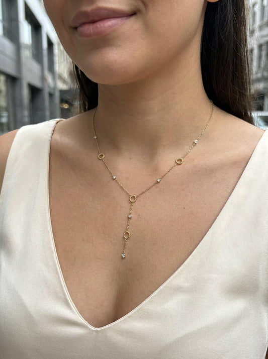 Collier doré chaîne fine en Y orné de cercles texturés et strass