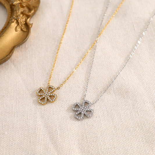 Collier argenté trèfle à 4 feuilles orné de strass