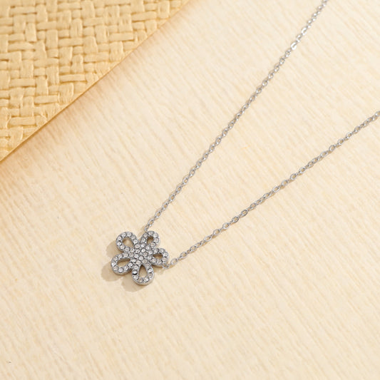 Collier argenté chaîne fine pendentif fleur strassé pétales arrondies