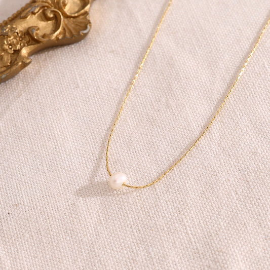 Collier minimaliste fin doré avec une perle