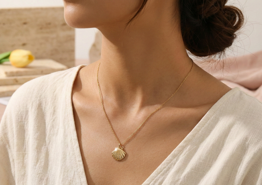 Collier fin doré pendentif coquille mobile