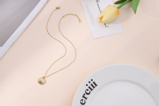 Collier fin doré pendentif coquille mobile