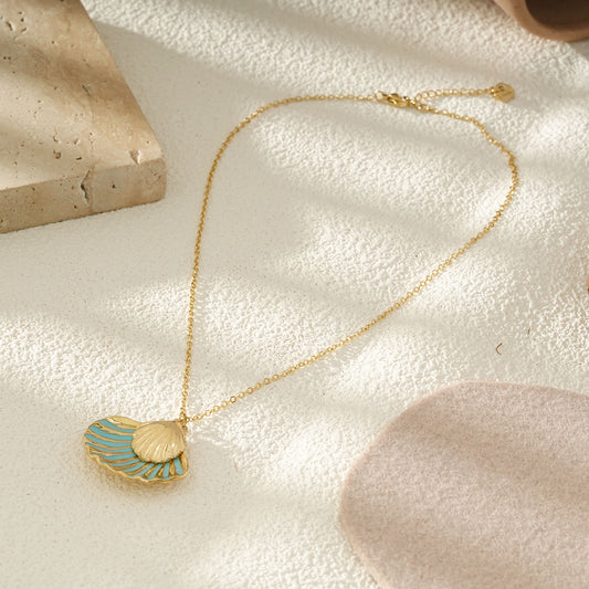 Collier Chaîne Fine Dorée Avec Pendentif Coquillage Émaillé Bleu