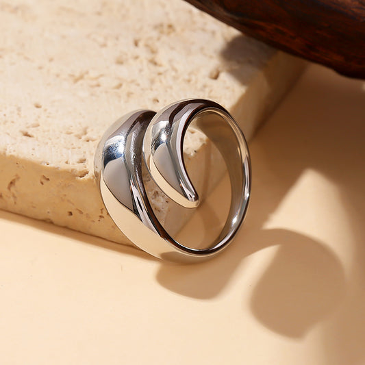 Bague argentée ouverte à l’avant design croisé tête fine finition effet miroir