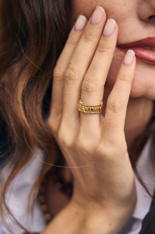 Bague dorée ajustable ornées de billes lisses et fil entrelacé