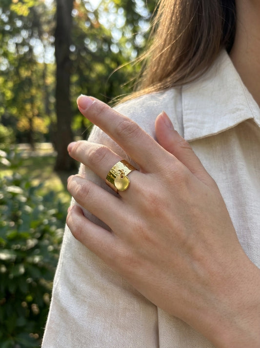 Bague dorée épaisse ajustable effet martelé plaque ronde