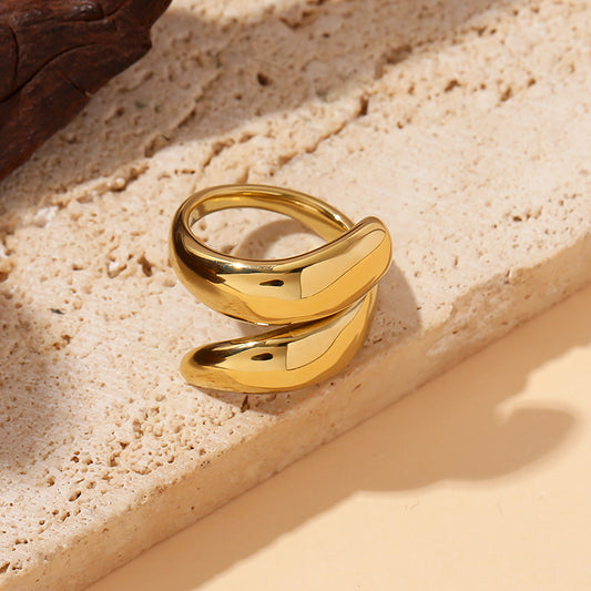 Bague dorée ouverte à l’avant design croisé tête fine finition effet miroir