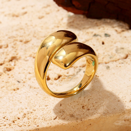 Bague dorée ouverte à l’avant design croisé tête fine finition effet miroir