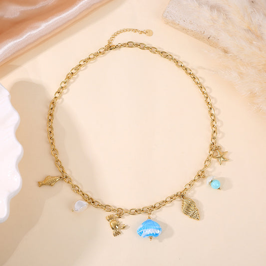 Collier chaîne dorée thème plage crabe coquillage bleue