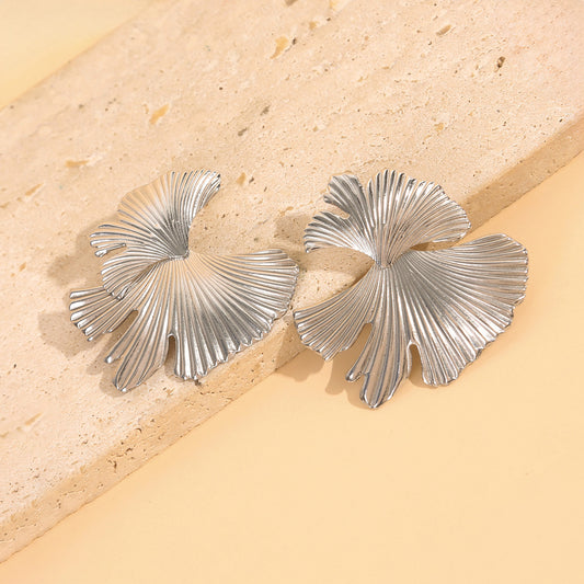 Boucles d'Oreilles Argentées Grandes Feuilles De Ginkgo En Relief Finement Ciselé