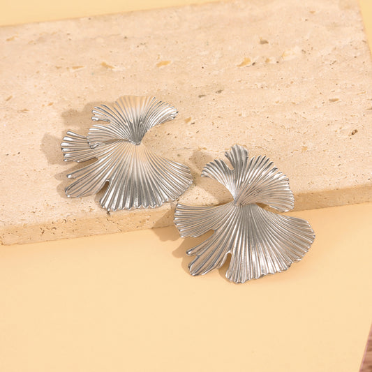 Boucles d'Oreilles Argentées Grandes Feuilles De Ginkgo En Relief Finement Ciselé