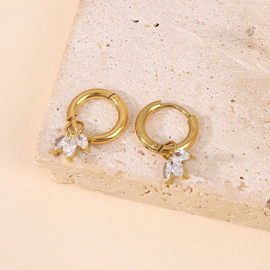 Boucles d'oreilles mini créoles dorées ornées de pendentifs en forme de feuilles serties de strass