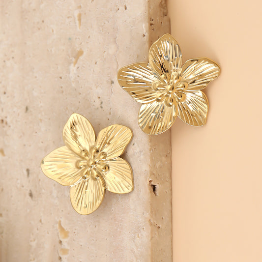 Boucles d'Oreilles Dorées Fleur Sculptée Aux Pétales Texturés