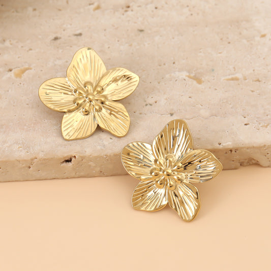 Boucles d'Oreilles Dorées Fleur Sculptée Aux Pétales Texturés