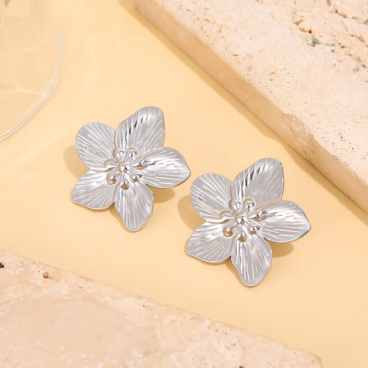 Boucles d'Oreilles Argentées Fleur Sculptée Aux Pétales Texturées