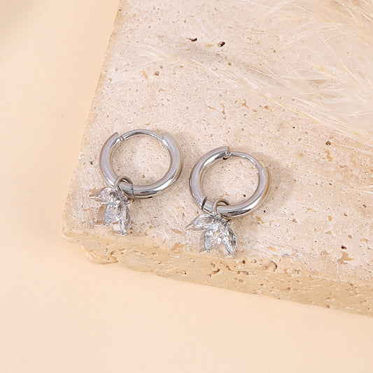 Boucles d'oreilles mini créoles argentées ornées de pendentifs en forme de feuilles serties de strass