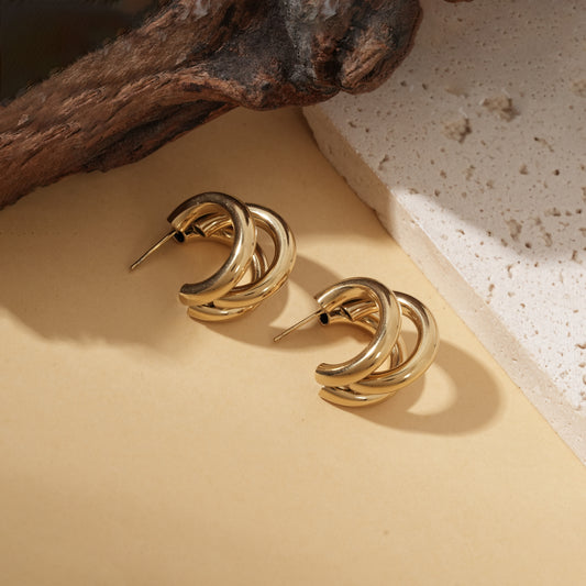 Boucles d'oreilles dorées créoles triples entrelacées effet miroir