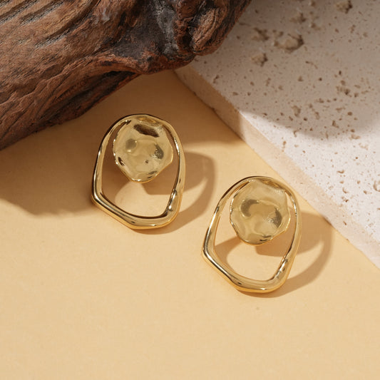 Boucles d’oreilles dorées géométriques cercle martelé et anneau irrégulier effet miroir