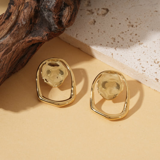 Boucles d’oreilles dorées géométriques cercle martelé et anneau irrégulier effet miroir