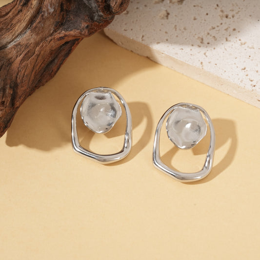 Boucles d’oreilles argentées géométriques cercle martelé et anneau irrégulier effet miroir