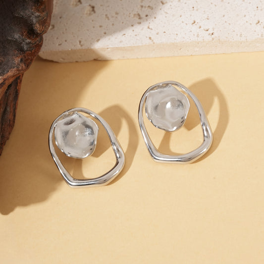 Boucles d’oreilles argentées géométriques cercle martelé et anneau irrégulier effet miroir