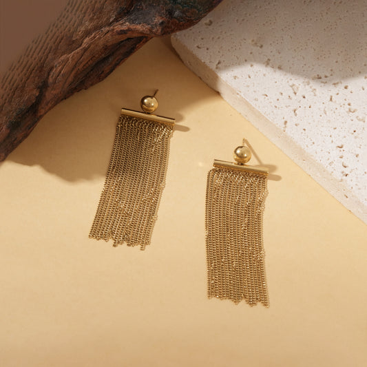 Boucles d'oreilles dorées pendantes à franges de chaînes fines avec clou boule