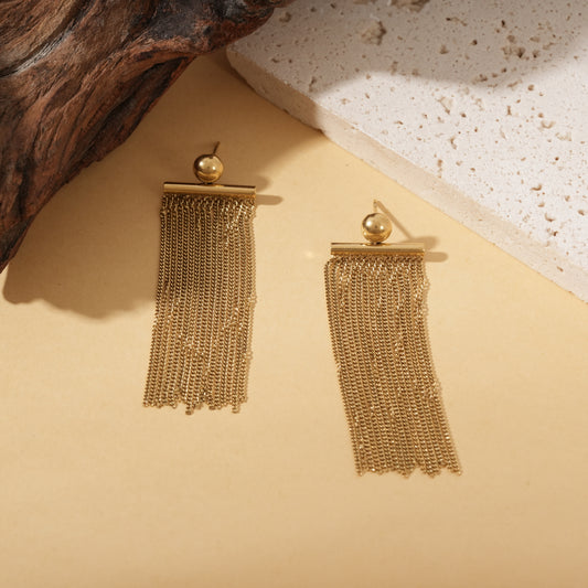 Boucles d'oreilles dorées pendantes à franges de chaînes fines avec clou boule