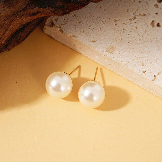 Boucles d'oreilles clous moyenne perles blanche