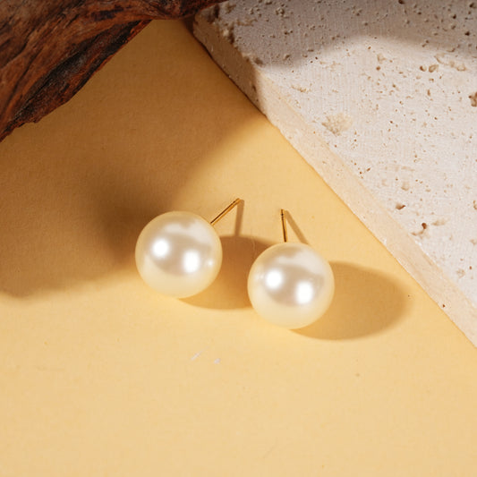 Boucles d'oreilles clous grosses perles blanche