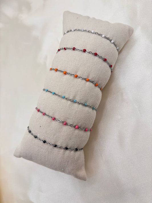 Lot de 6 colliers émaillés couleur argentée sur présentoir