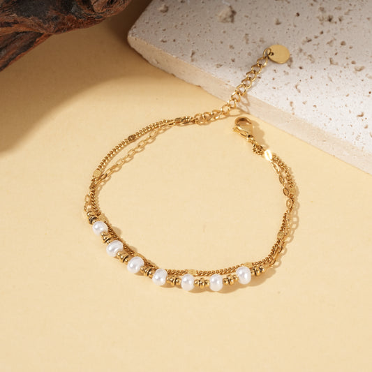 Bracelet doré chaînes multiples orné de perles blanches