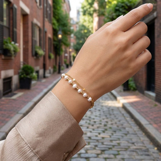 Bracelet doré chaînes multiples orné de perles blanches