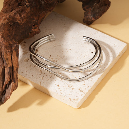 Bracelet manchette argentée lignes croisées