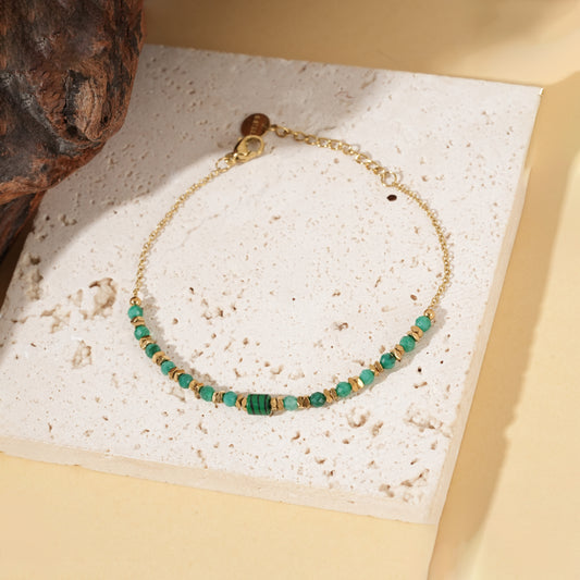 Bracelet doré chaîne fine pierres malachite synthétique pierre centrale cylindrique